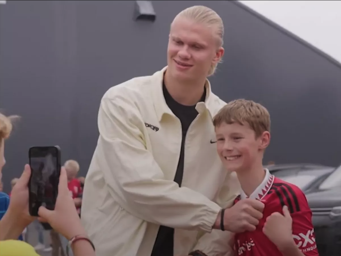 Haaland covered the Man Utd logo on a fan's shirt while taking a photo with them. Photo: Tv2sport