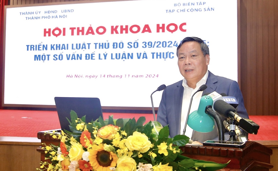 Phó Bí thư Thường trực Thành ủy Hà Nội Nguyễn Văn Phong phát biểu tại hội thảo