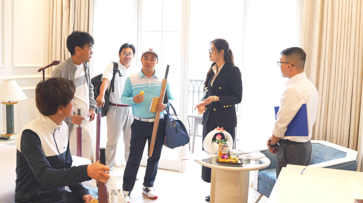 外国人ゴルファーたちはレジェンドバレーホテルの宿泊室を訪れて大喜び。