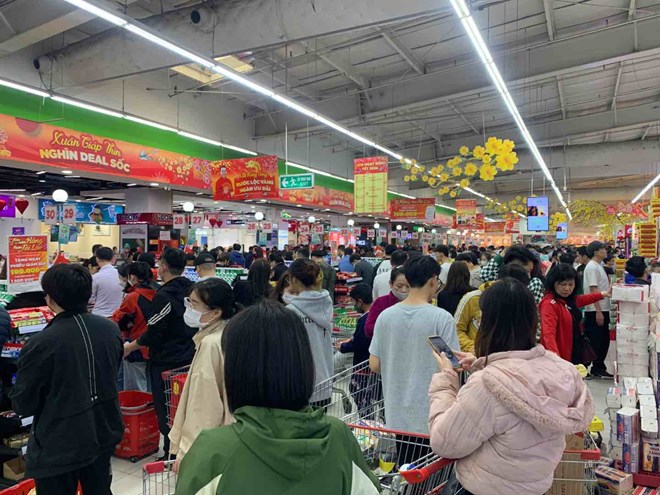 旧正月前夜、ハノイのスーパーマーケットで30分並んでもまだ支払いが終わっていない