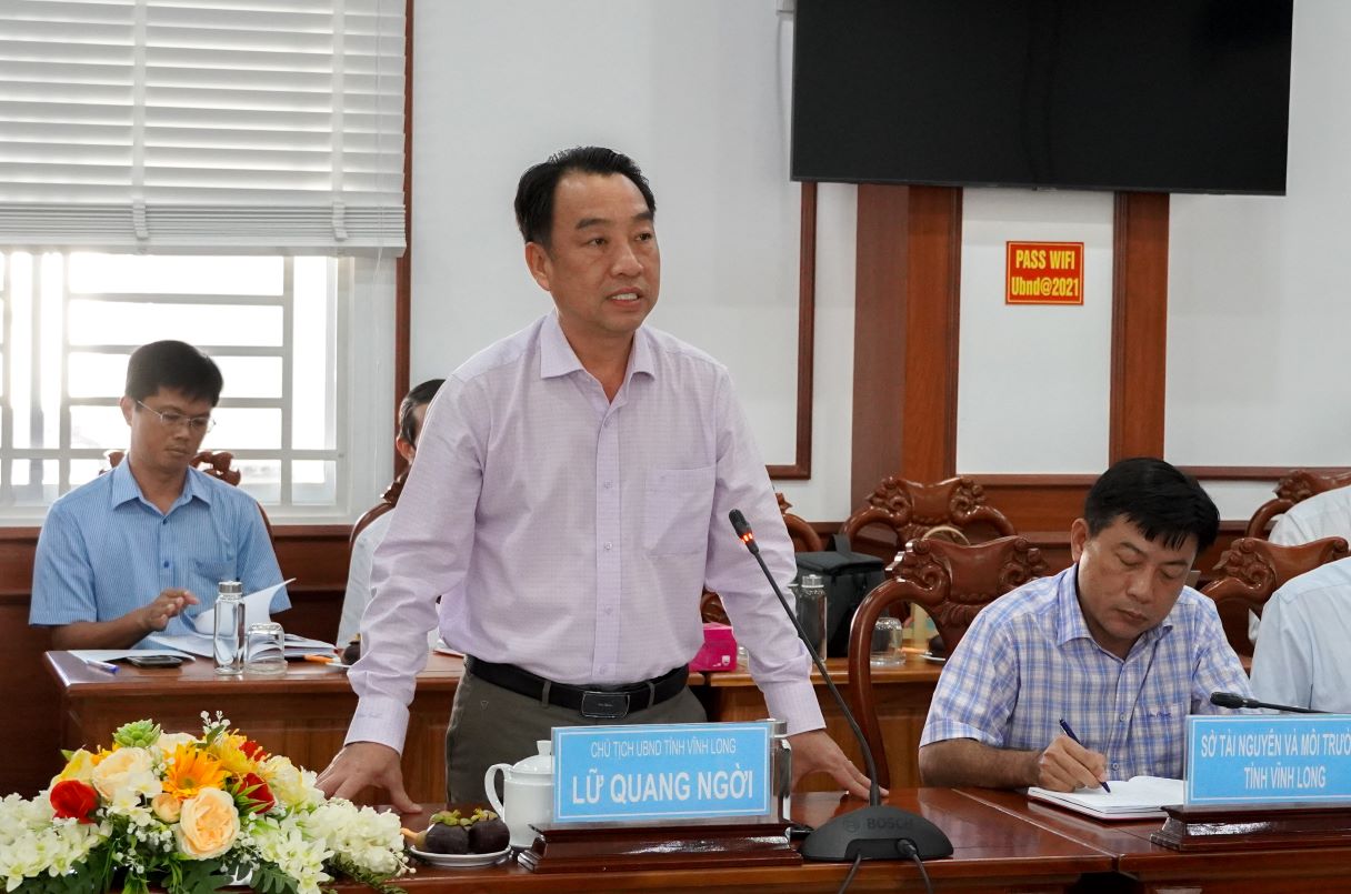 Der Vorsitzende des Volkskomitees der Provinz Vinh Long, Lu Quang Ngoi, hielt bei dem Treffen eine Rede. Foto: Phuong Anh