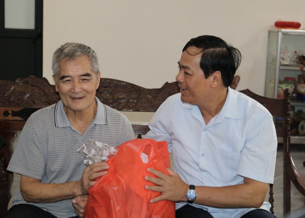 Le camarade Ha Ngoc Giap offre des cadeaux à l'invalide de guerre Duong Chi Quan, hameau de Pac Bo, commune de Thuong Ha