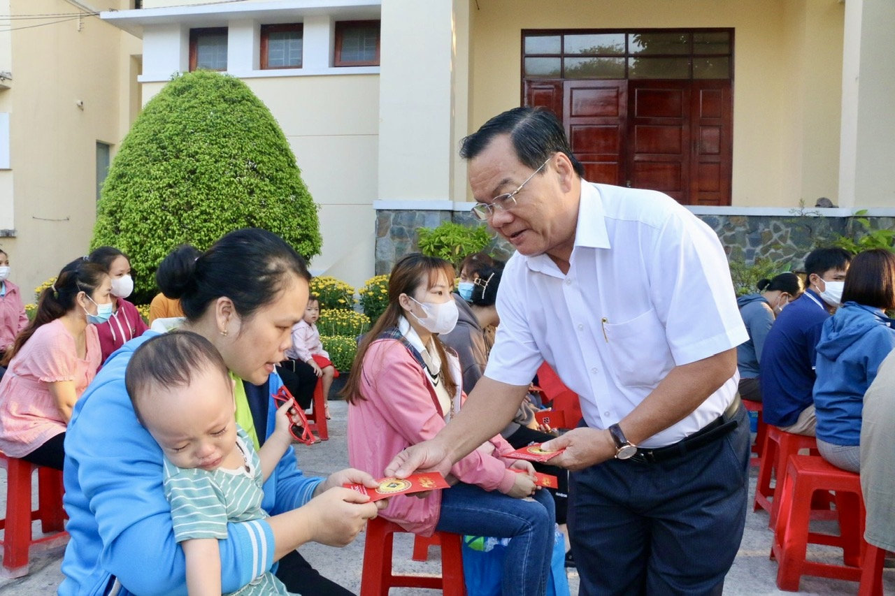 Bình Dương: Hàng ngàn công nhân về quê đón tết trên 'Chuyến tàu xuân nghĩa tình'- Ảnh 3.