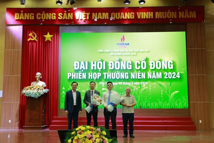 มอบดอกไม้แสดงความยินดีแก่นาย Nguyen Xuan Hoa และนาย Phan Cong Thanh ที่ได้รับเลือกให้เป็นคณะกรรมการบริหารของ PVFCCo