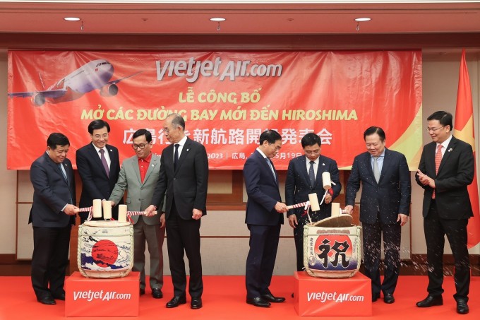 Delegierte nahmen an der Kagamibiraki-Zeremonie teil, um den Flug von Vietjet nach Hiroshima willkommen zu heißen. Foto: Ressourcen