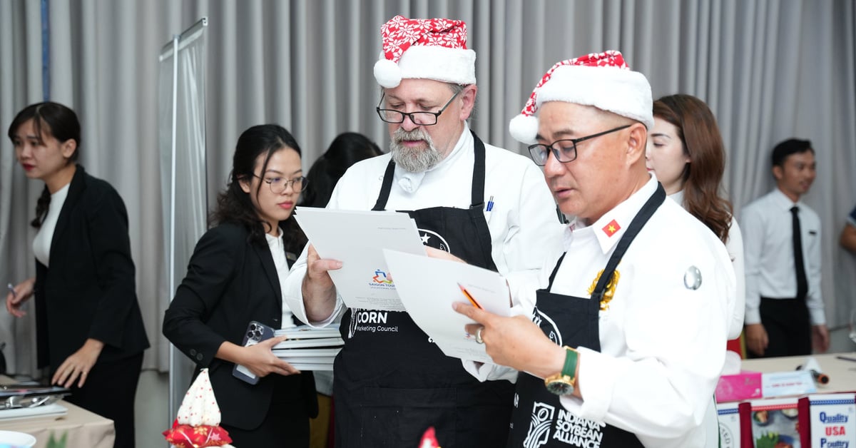 Des juges de l'Association mondiale des maîtres cuisiniers organisent un concours de cuisine pour les étudiants vietnamiens