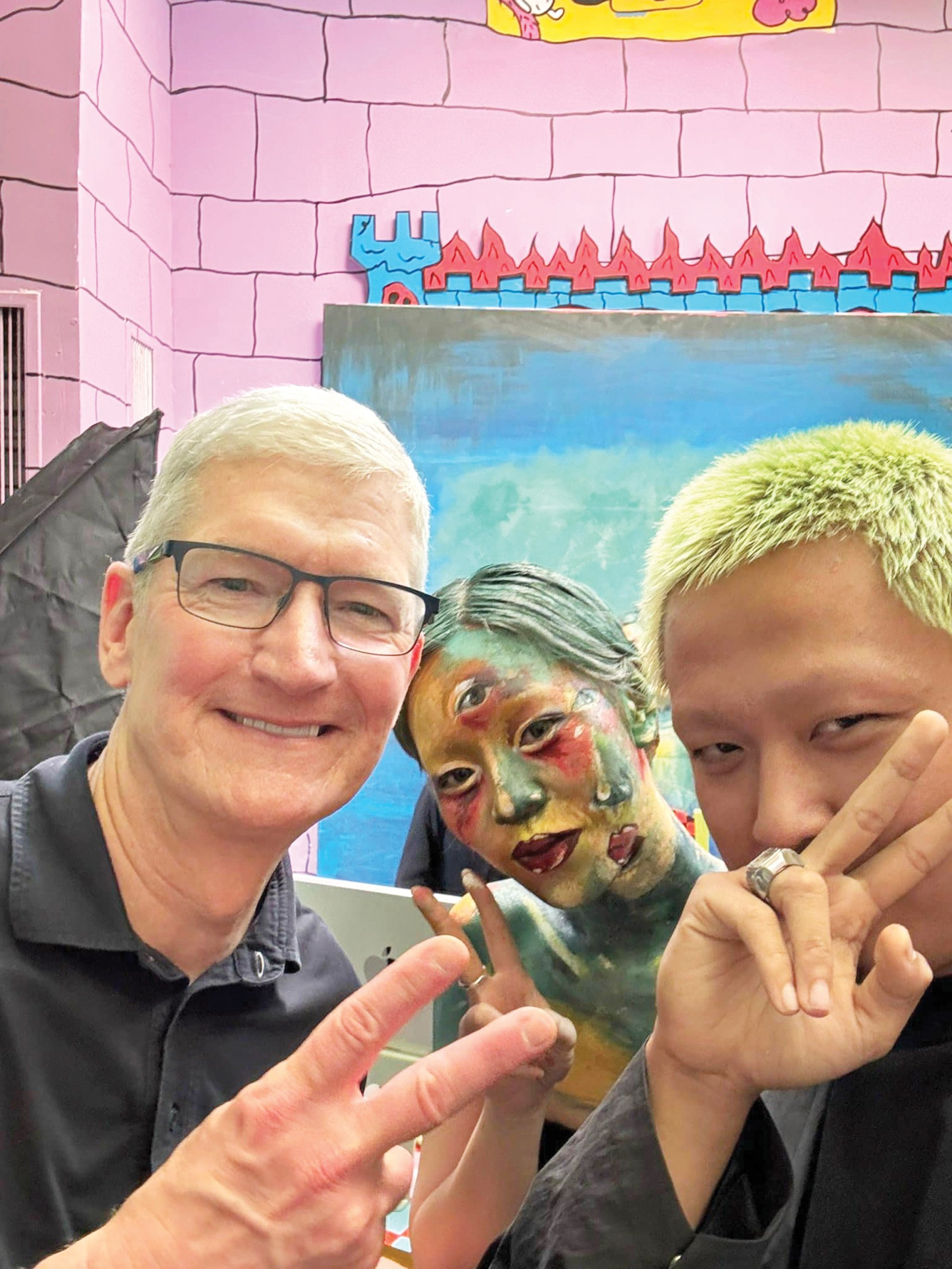 Giám đốc điều hành Apple Tim Cook (bìa trái) ghé thăm “đại bản doanh” của Antiantiart