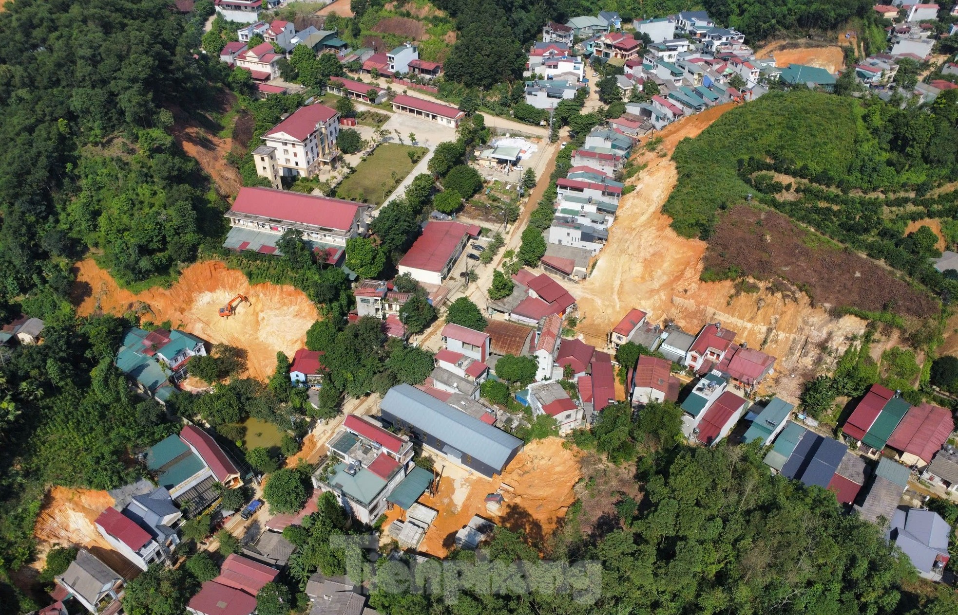 Schlamm und Müll verunreinigen viele Straßen in Yen Bai Foto 27