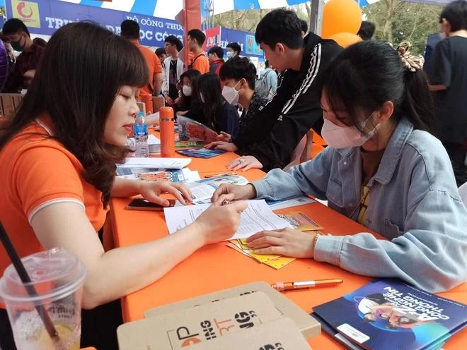 Bewerber/-innen nehmen an einer Studienplatzberatung teil. (Foto: PV/Vietnam+)