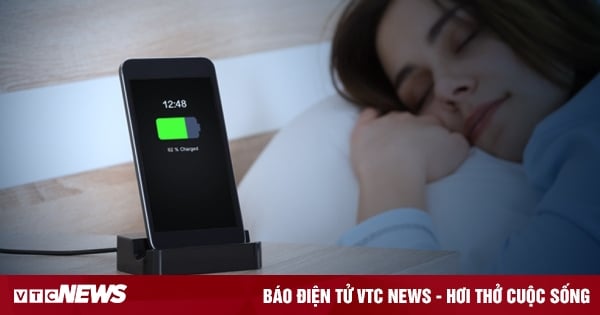 ¿Cargar el teléfono durante la noche daña la batería?