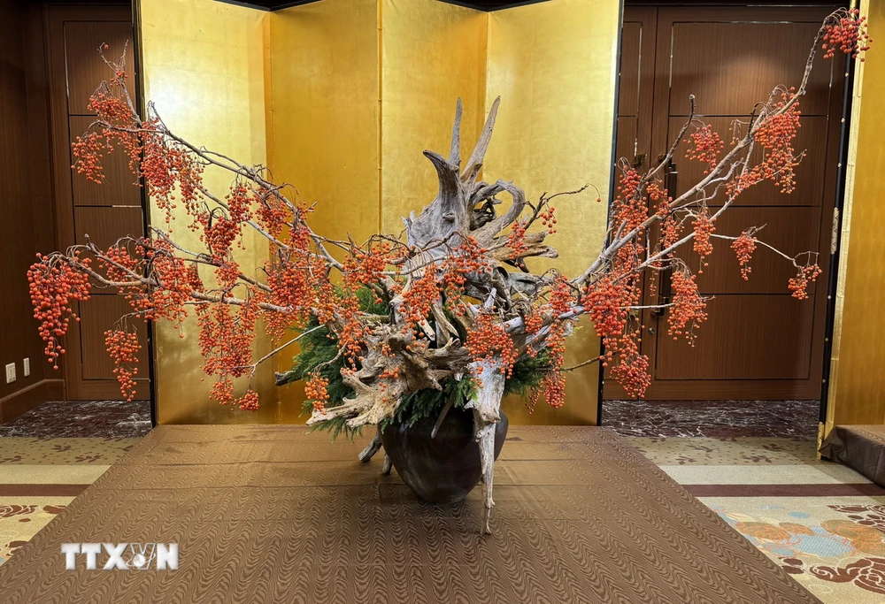 An Ikebana masterpiece at the Exhibition. (Photo: VNA)