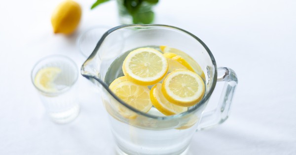 Autres avantages de boire de l’eau chaude citronnée