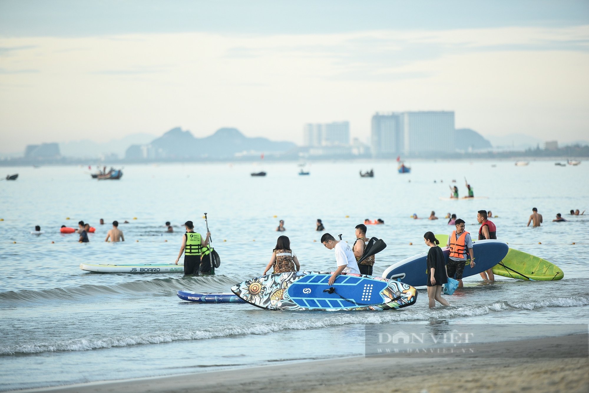 Giới trẻ Đà Nẵng thích thú trải nghiệm chèo sup ngắm bình minh ở bờ biển đẹp nhất thế giới- Ảnh 6.