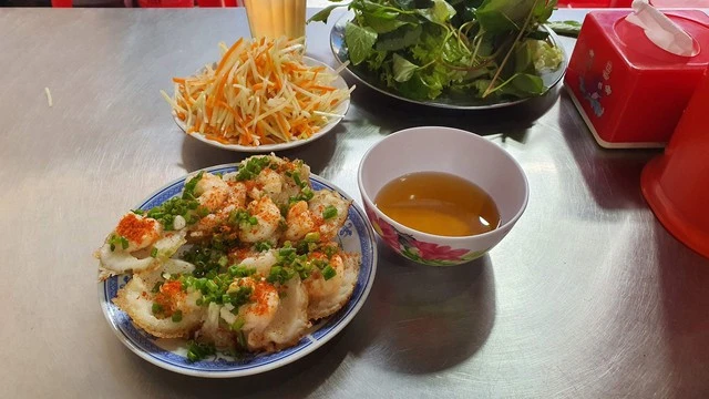 Bánh khọt, món ăn gợi nhớ hương vị quê nhà- Ảnh 1.