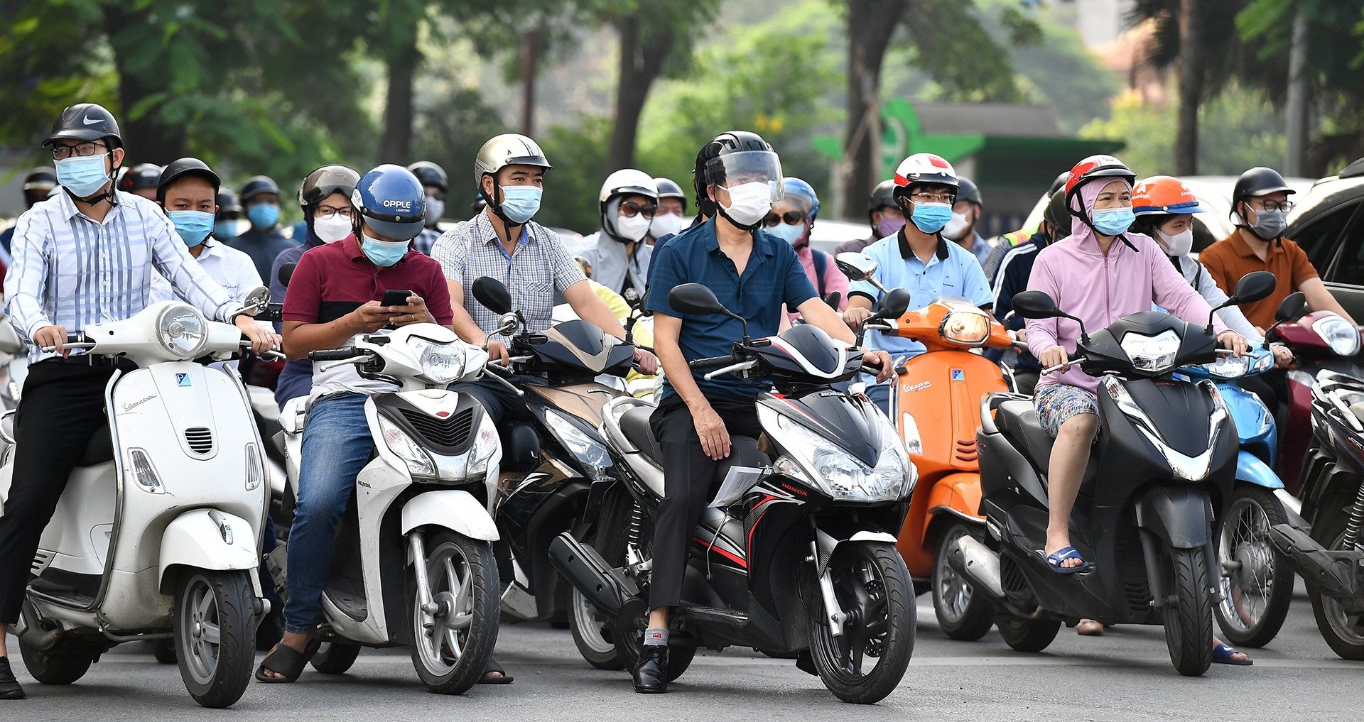 Hàng triệu mô tô, xe máy đang lưu hành phải kiểm định khí thải khi nào?