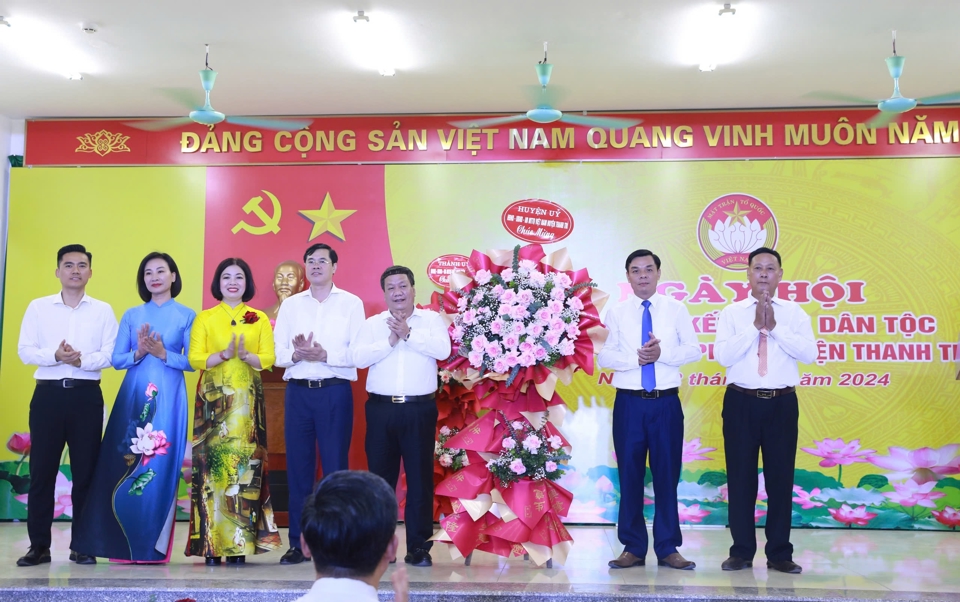 Les dirigeants du district de Thanh Tri ont présenté des paniers de fleurs pour féliciter la Journée de la Grande Unité au village 1, commune de Van Phuc.