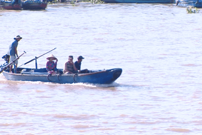 Le ferry cesse de fonctionner, les habitants de Can Tho « risquent leur vie » en traversant la rivière en bateau