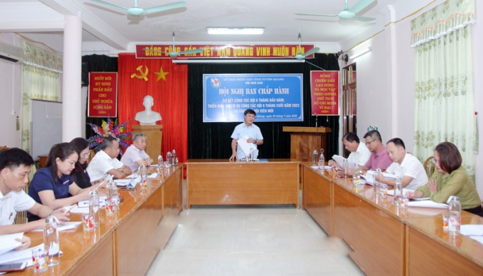 Tuyen Quang Provincial Journalists Association awarded new membership cards to 10 members