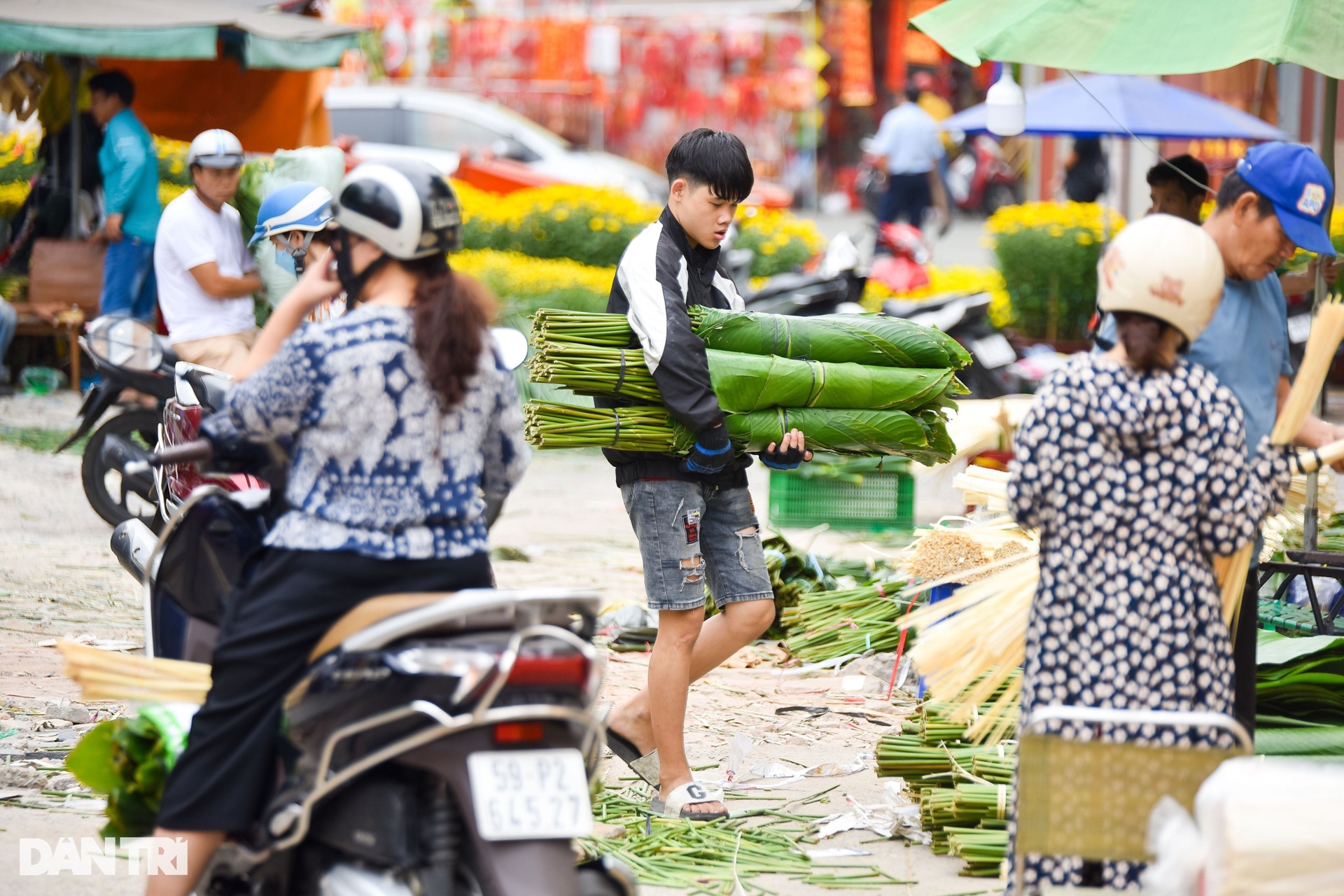 Tiểu thương bán tháo lá dong tại khu chợ một năm mở một lần ở TPHCM - 1