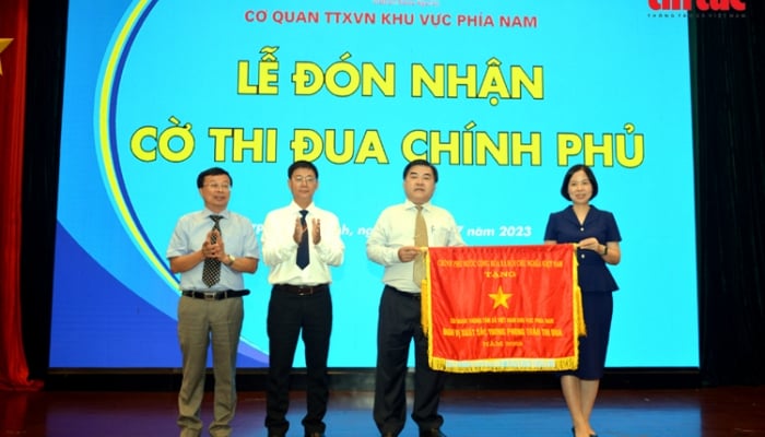 Cơ quan Thông tấn xã Việt Nam khu vực phía Nam đón nhận Cờ thi đua của Chính phủ