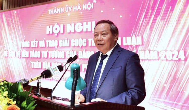 Le secrétaire adjoint du comité du parti de la ville, Nguyen Van Phong, a prononcé un discours lors de la conférence.