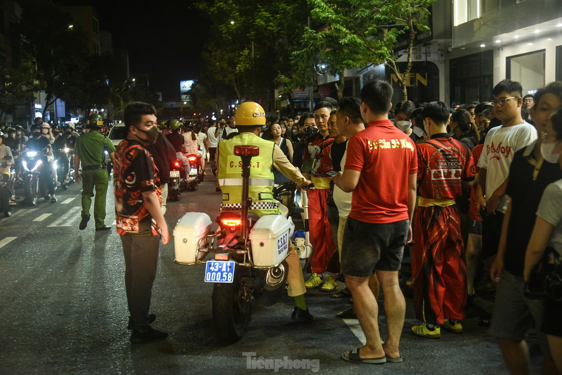 Las calles de Da Nang están abarrotadas en la noche del Festival del Medio Otoño foto 10