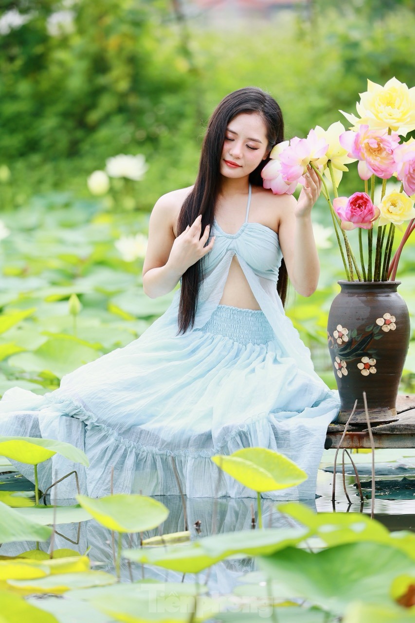 Des jeunes portant l'Ao Dai prennent des photos à côté de fleurs de lotus blanches, photo 12