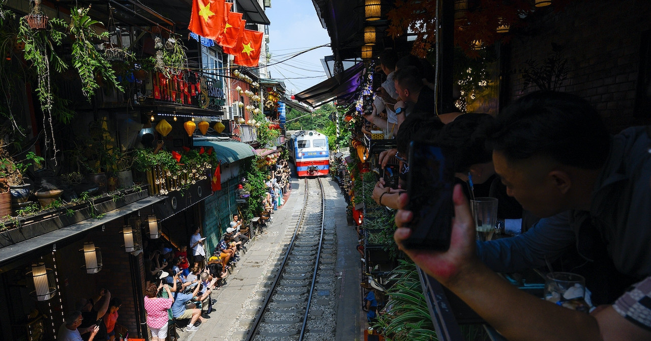 Why is the train street coffee shop in Hanoi crowded again?