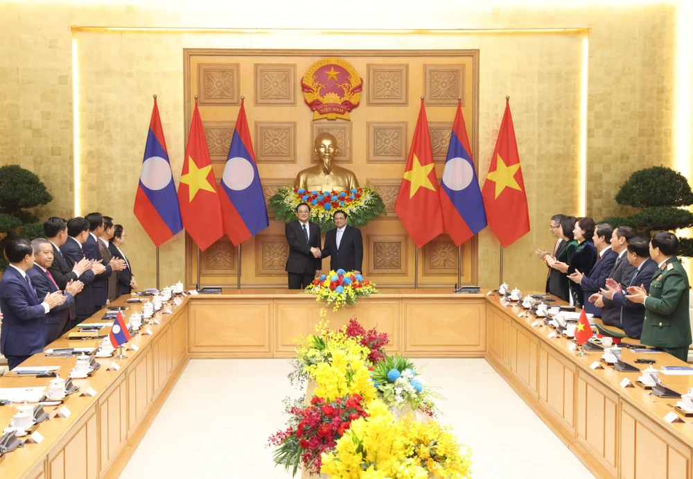 Le Premier ministre Pham Minh Chinh s'est entretenu avec le Premier ministre laotien Sonexay Siphandon. Photo : QUANG PHUC