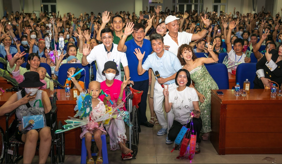Đàm Vĩnh Hưng tặng món quà đặc biệt cho bệnh nhân ung thư dịp trung thu - Ảnh 7.