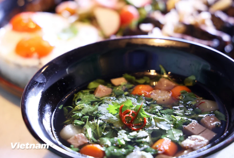 Soupe de bœuf aux pousses de cresson servie avec des brisures de riz. (Photo : Hong Dat/Vietnam+)