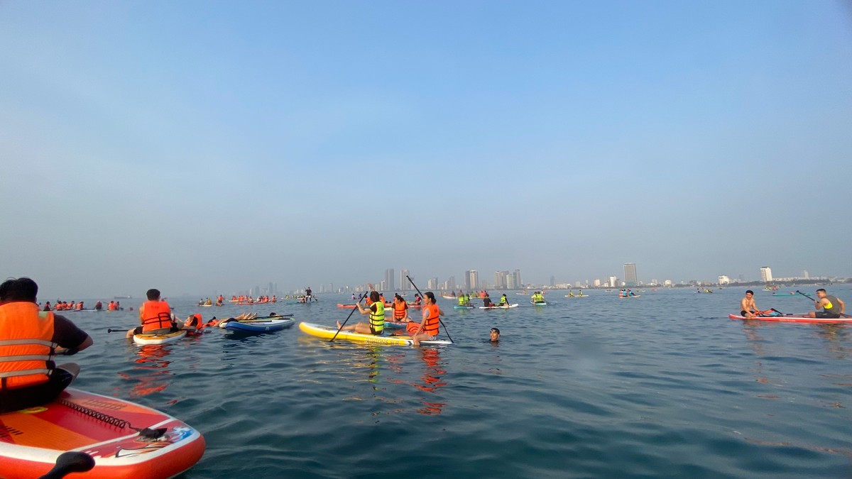 Young people eagerly paddle Sup to watch the sunrise on Da Nang beach photo 9