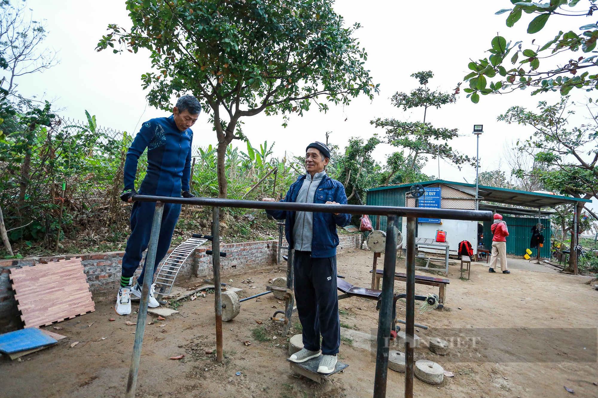 Hà Nội lạnh thấu xương chỉ 13 độ C, người dân vẫn ra sông Hồng bơi lội cả giờ đồng hồ- Ảnh 4.