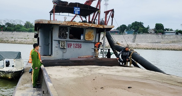 Traffic Police Department caught sand dredgers on the Red River, collecting more than 100 cubic meters of sand.