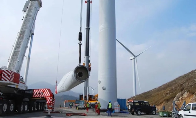 Installing the blades of a wind turbine. Photo: iStock