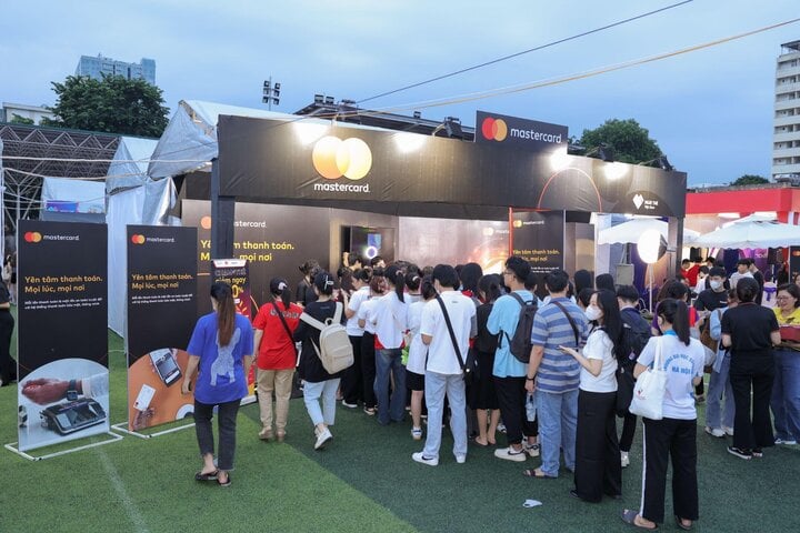 Gian hàng Mastercard tại Sóng Festival, Ngày thẻ Việt Nam 2023 thu hút hàng nghìn bạn trẻ.