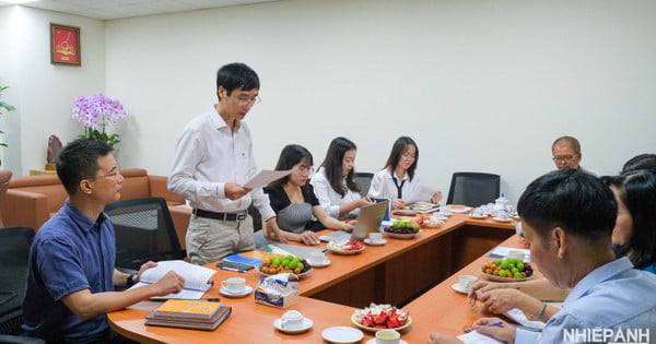 L'équipe d'inspection interdisciplinaire du ministère de l'Intérieur travaille avec l'Association vietnamienne des artistes photographes.