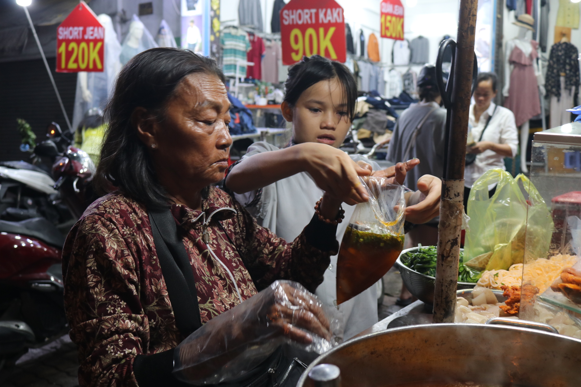 Bà cụ tần tảo bán bún riêu nuôi ba người cháu   - Ảnh 5.