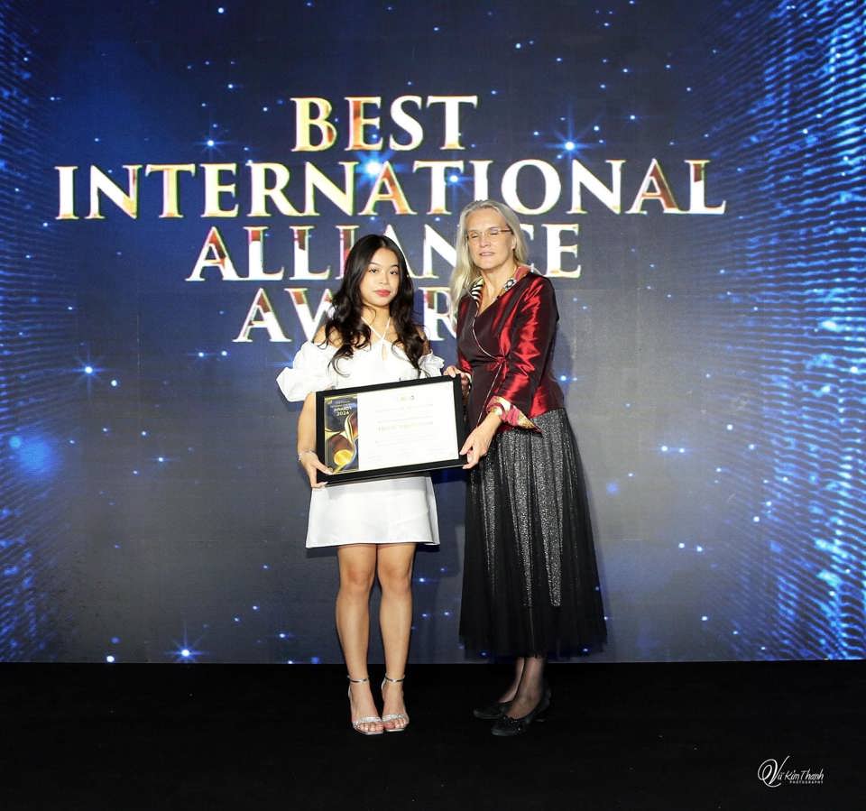 La Sra. Nguyen Thanh Nga (izquierda) recibió el premio a la mejor alianza internacional en VIA 2024. Foto: Vu Kim Thanh