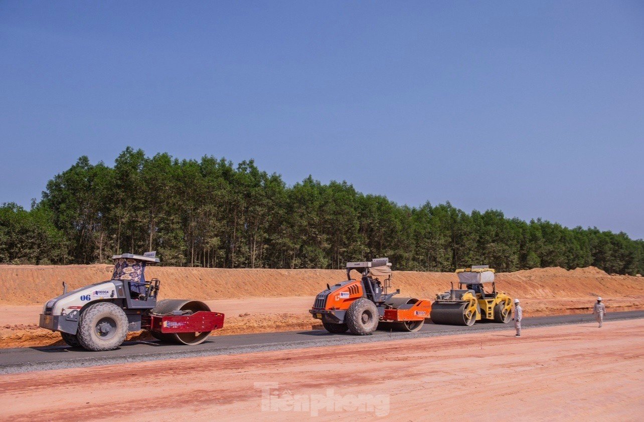 Gros plan sur la construction du plus long tunnel de montagne de l'autoroute Nord-Sud, photo 17