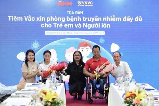 The organizers presented flowers to the guests attending. Photo: BTC