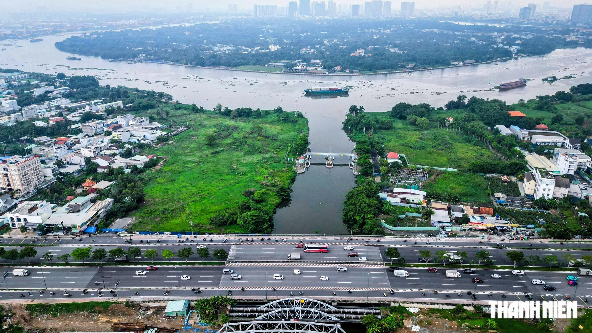 Công viên nước đời đầu tại TP.HCM bỏ hoang, cây cỏ mọc um tùm - Ảnh 2.
