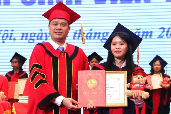 El director de la Universidad de Industria de Hanoi espera que los graduados siempre sean valientes y aprovechen las oportunidades para tener éxito.