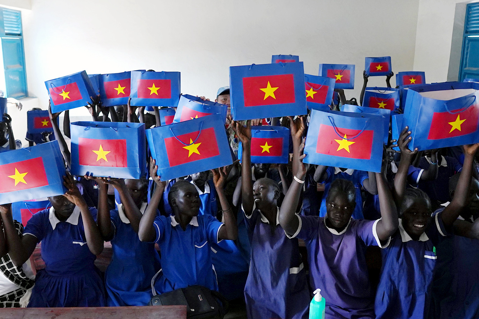 Sacs cadeaux avec « drapeau rouge et étoile jaune » des médecins bérets bleus vietnamiens aux enfants africains