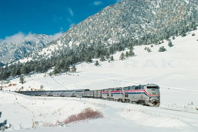 รถไฟ Amtraks California Zephyr วิ่งผ่านภูเขาที่เต็มไปด้วยหิมะ ภาพ: ประวัติแอมแทร็ก