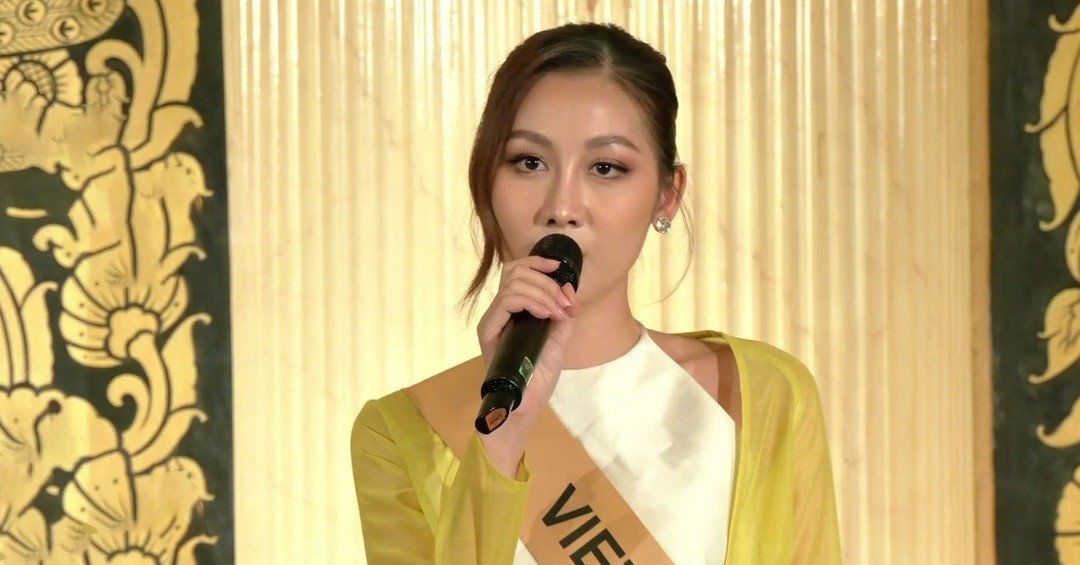 Miss Que Anh porte une robe yếm et chante « Dat nuoc loi ru » à Miss Grand International