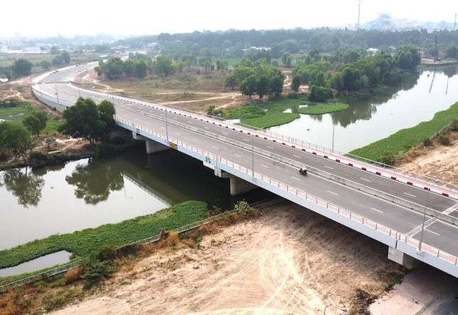 Binh Duong inaugura puente de 312 mil millones de dongs que cruza el río Thi Tinh foto 3