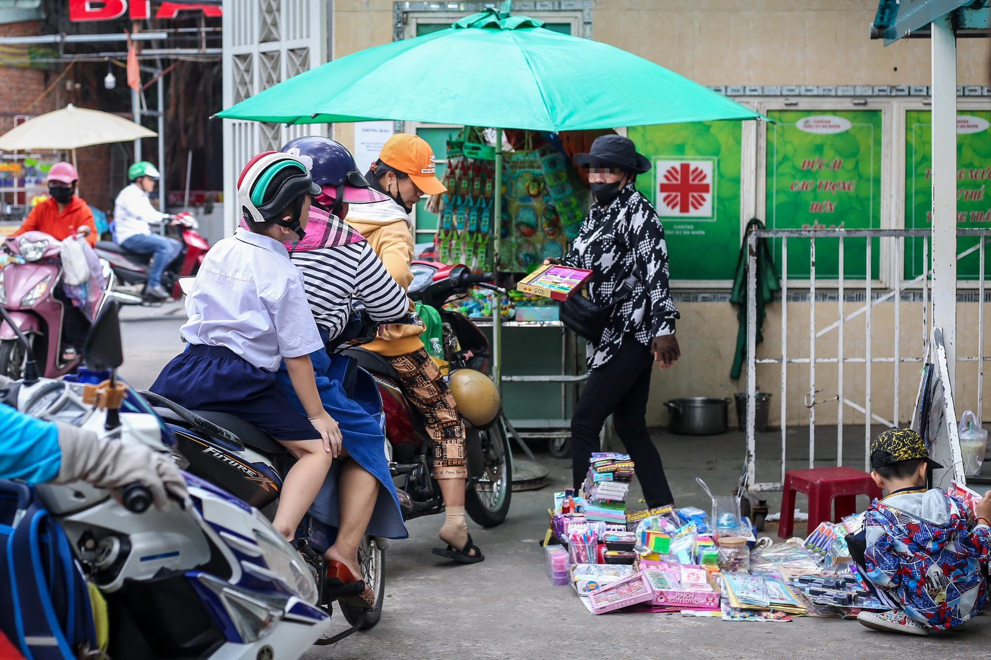 Không cho con mang tiền đi học thì sẽ hết lo quà vặt, hàng rong? - Ảnh 1.