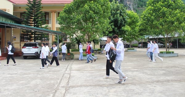 Los candidatos de Son La completan los procedimientos para el examen de graduación de la escuela secundaria