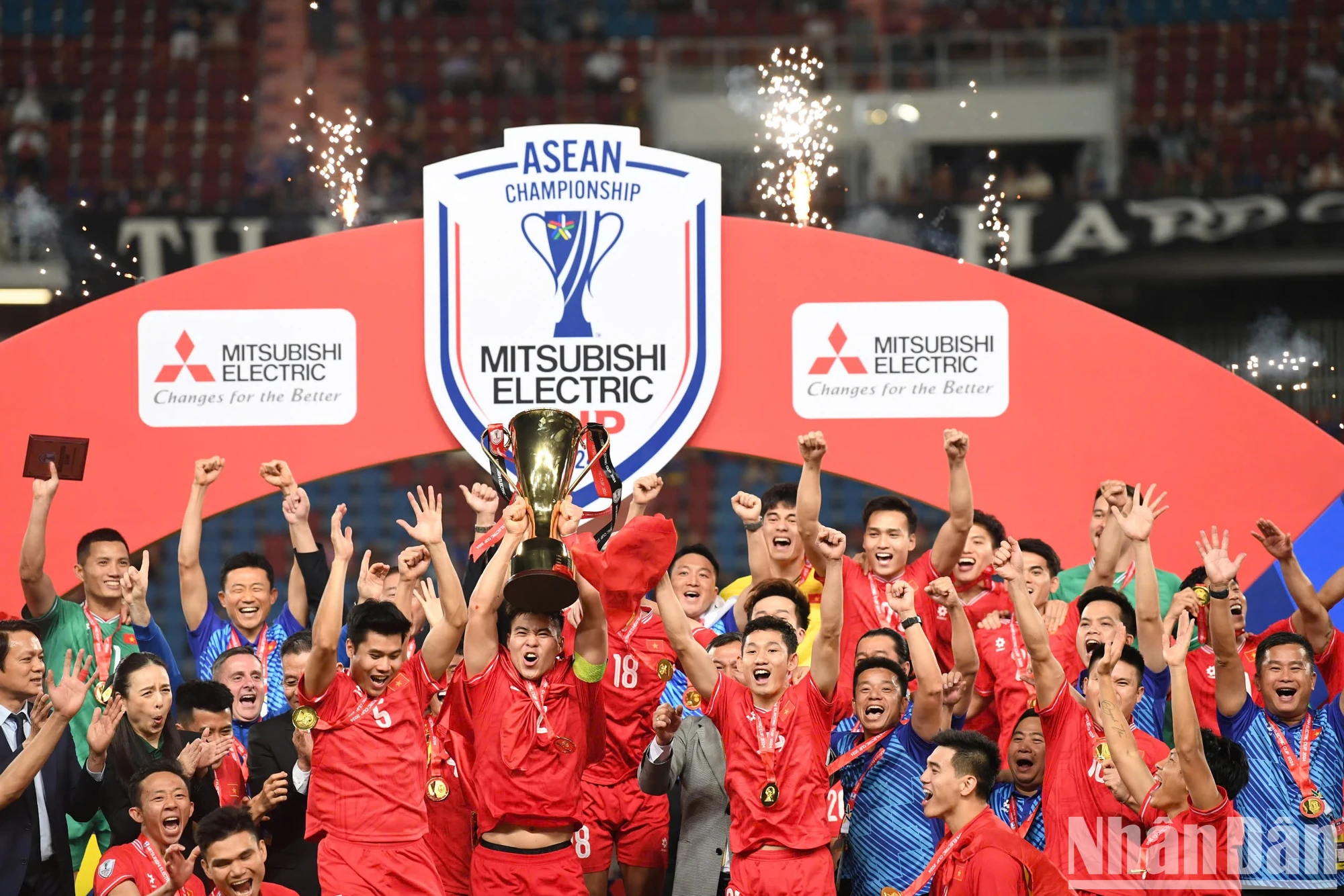 [Ảnh] Đội tuyển Việt Nam nâng cao cúp vô địch ASEAN Cup 2024 ảnh 4